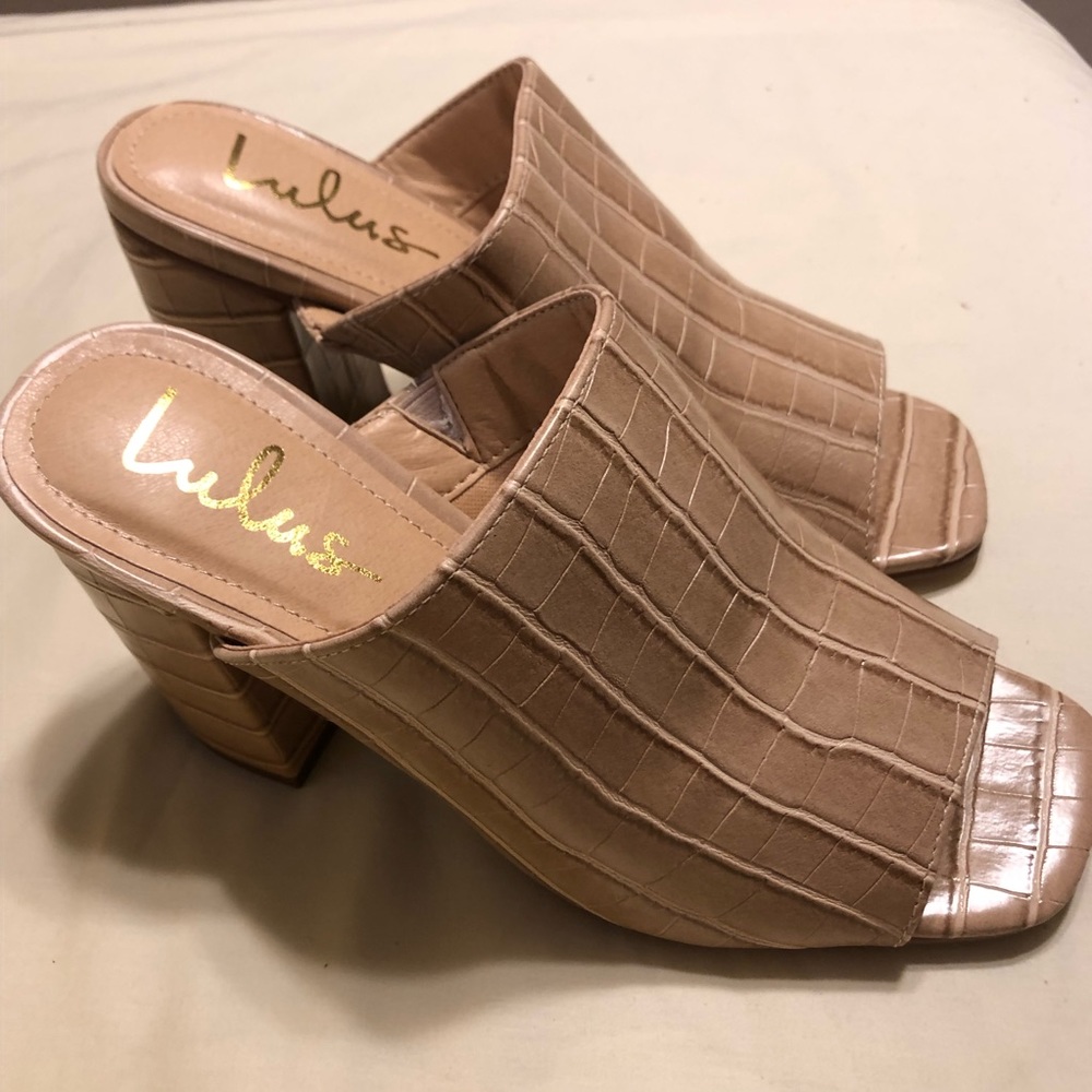 Brand NEW nude croc peep-toe mules 8.5